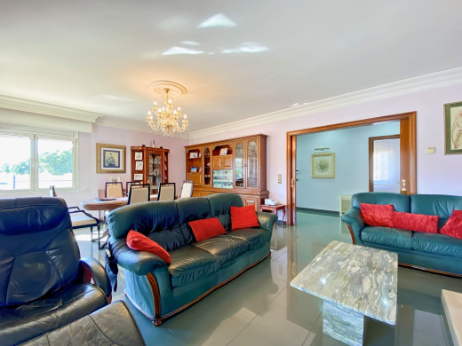 Casa con piscina y grandes garajes en Castellón d'Empúries