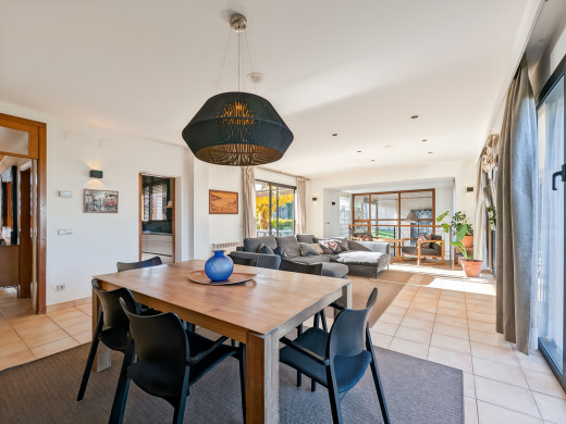 Maison de luxe à l'Escala avec grand jardin, piscine et garage