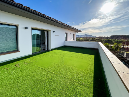 Detached house with pool and garage