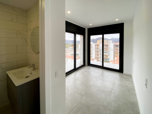 Appartement neuf en duplex à 300m de la plage, à Roses