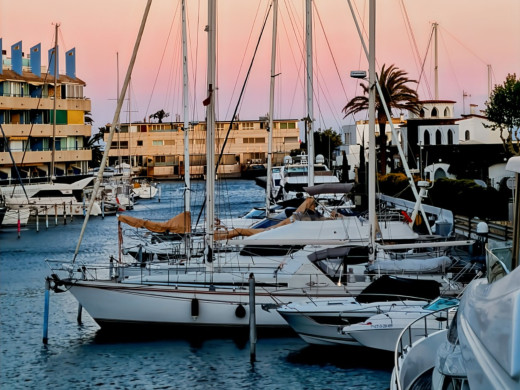 Appartement rénové vue canal et licence touristique à Empuriabrava, proche plage
