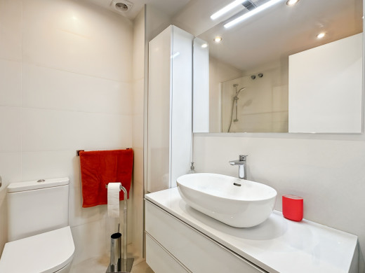 Renovated top floor flat in L'Escala, private garage