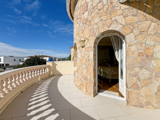 Maison à Empuriabrava avec piscine et garage, près de la plage