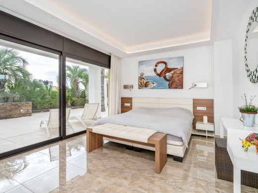 Exceptional villa with a 28 m mooring for sailboats / catamarans