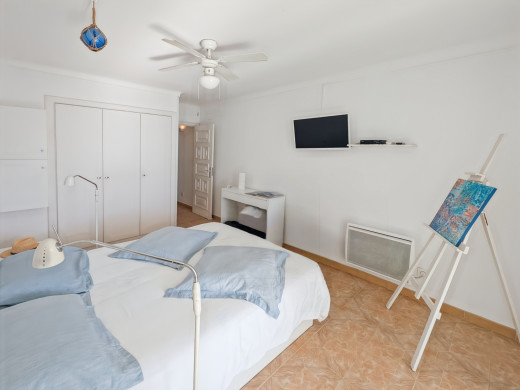 Apartment with sea views, large terrace, parking, and storage room – Canyelles Beach