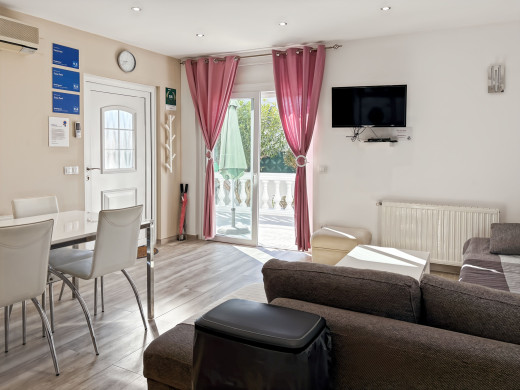House with a tourist licence, 3 flats and a swimming pool