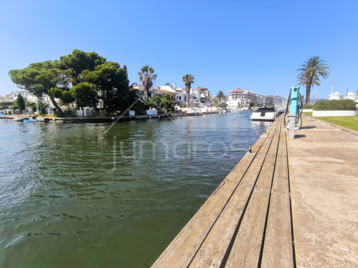 Renovated flat with mooring in Empuriabrava