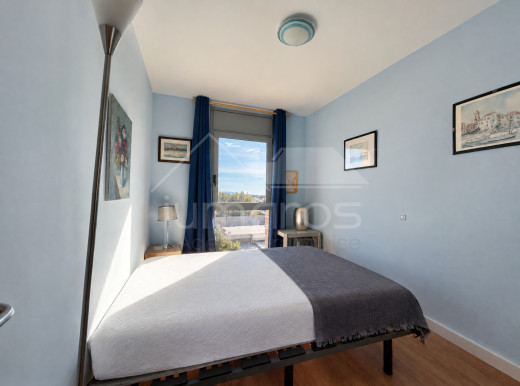 Piso de dos habitaciones, piscina comunitaria y aparcamiento privado