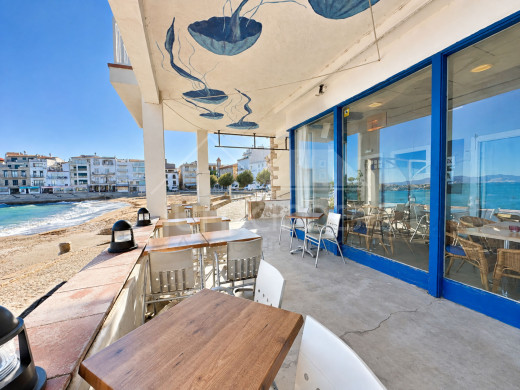 Restaurant en première ligne de mer à L’Escala avec grande terrasse