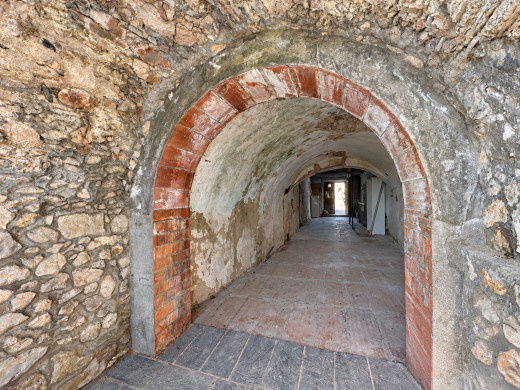 Village house to renovate opposite Bellcaire d’Empordà Castle