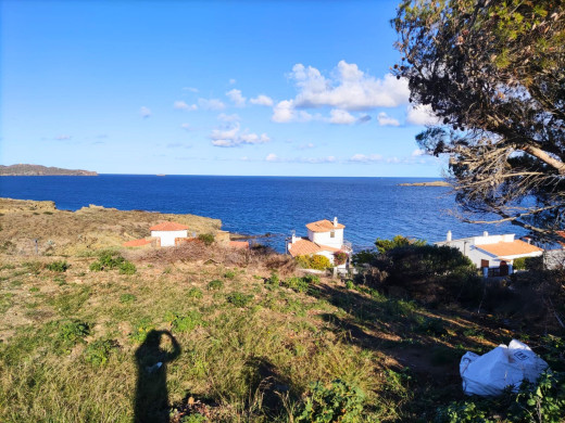 Parcelle de 573 m2 pour construire, avec vue sur le Cap de Creus et la mer.