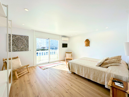 Apartment with mooring and tourist license, renovated in Empuriabrava