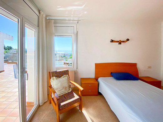 Sea view house with pool in the city centre of Roses