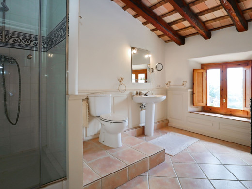 Farmhouse with outbuilding and 5000m2 of land in Catalonia