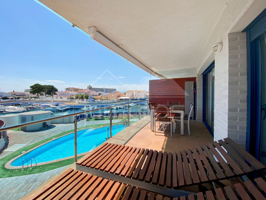 Appartement de standing vue canal avec grande terrasse et parking à Roses