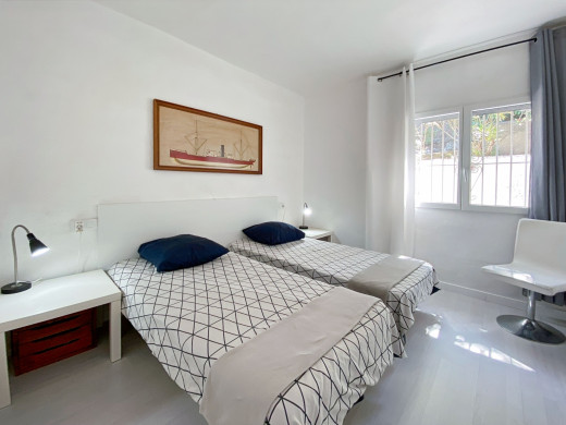 Belles vues mer: Maison avec garage et licence touristique à 300 m de la plage à Canyelles