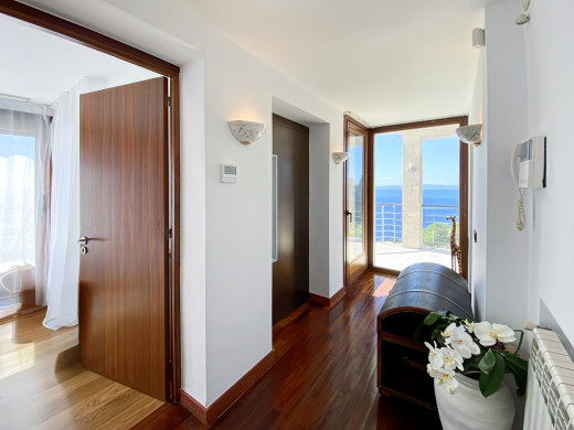 Villa de lujo con vistas panorámicas al mar y licencia turística en Roses
