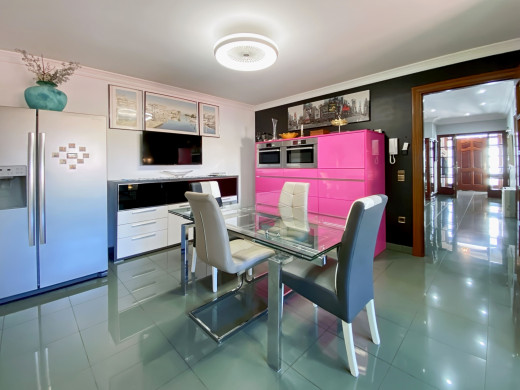 Casa con piscina y grandes garajes en Castellón d'Empúries