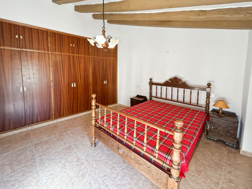 Gran casa de pueblo en Borrassà con mucho potencial