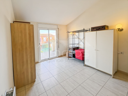 Maison en vente à Empuriabrava avec jardin et garage