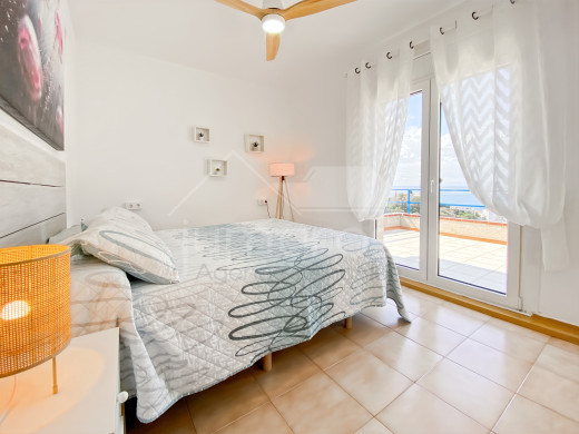 Piso con vistas al mar, garaje y licencia turística en Roses