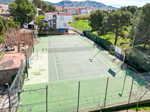 Ensemble immobilier à Roses, proche plage, avec licence touristique