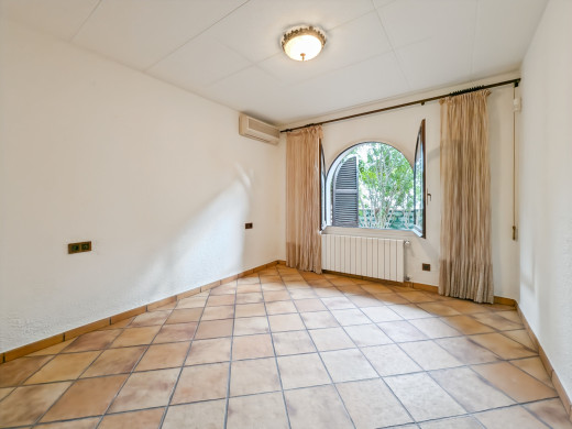 Villa mit 30m langem Bootsanleger, sehr nah am Strand