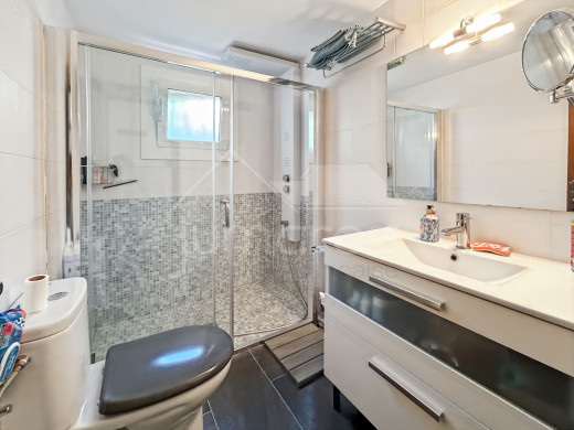 Appartement rénové avec vue mer, parking et débarras