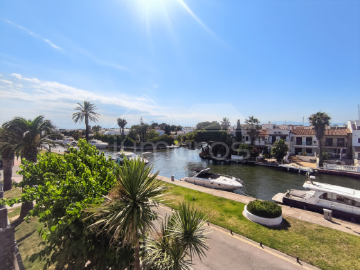 Canal view flat with terrace in Empuriabrava