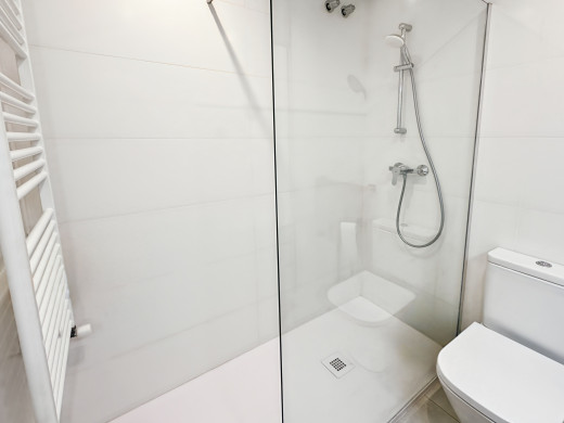 Renovated top floor flat in L'Escala, private garage
