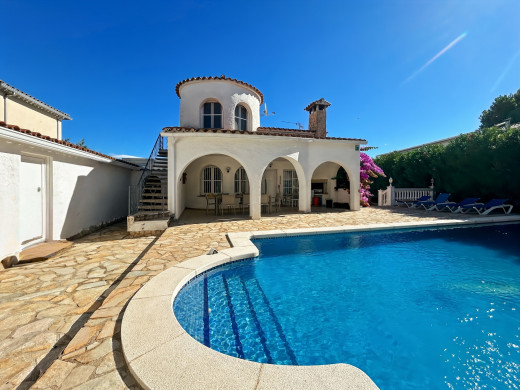 Casa, 4 dormitorios con piscina y garaje