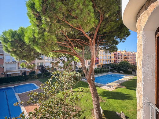 Piso + aparcamiento + trastero, a 50 m de la playa y con licencia turística