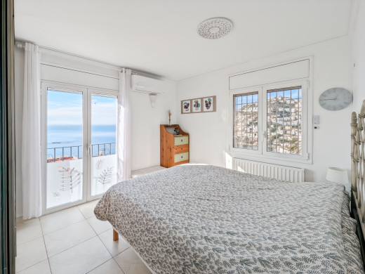 House in Roses-Canyelles, 180° panoramic sea view with swimming pool and private garage