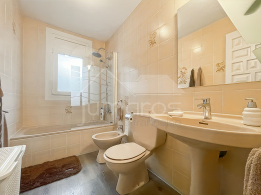 Apartment with sea view, tourist license, and parking in Roses