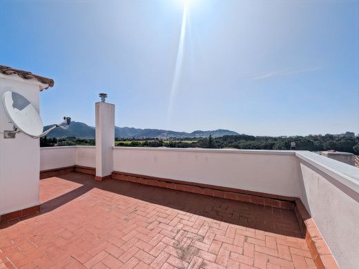 Maison avec 2 garages, grand terrain et sous-sol à La Garriga, Roses
