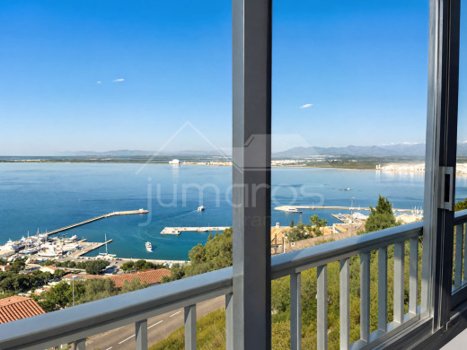 Apartamento reformado, vistas excepcionales a la Bahía de Roses, parking