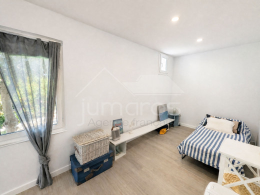 Appartement rénové avec une grande terrasse près de la plage à Llançà