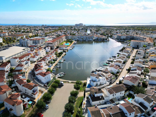 Appartement avec licence touristique, terrasse et piscine à Empuriabrava