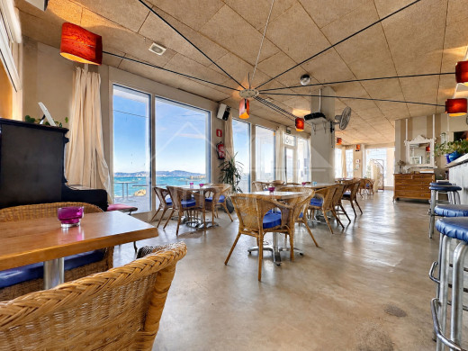 Restaurant en première ligne de mer à L’Escala avec grande terrasse