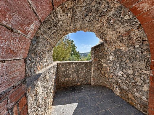 Village house to renovate opposite Bellcaire d’Empordà Castle