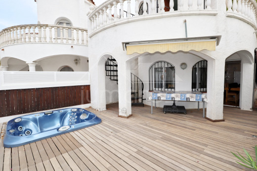Maison au canal avec amarre privée