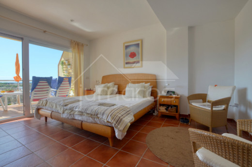 Superbe duplex avec 4 chambres, piscine, terrasse et garage
