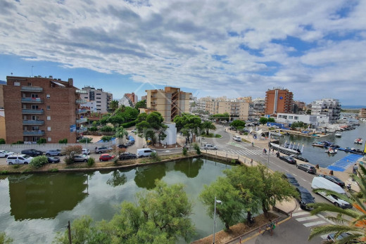 Appartement vue canal avec piscine à 500 m de la mer
