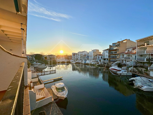 Appartement moderne avec vue sur le canal et grande terrasse
