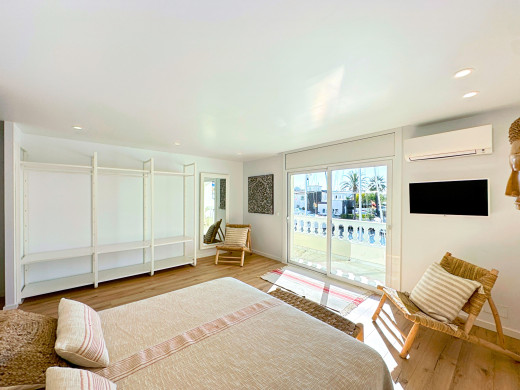 Apartment with mooring and tourist license, renovated in Empuriabrava