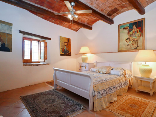 Farmhouse with outbuilding and 5000m2 of land in Catalonia