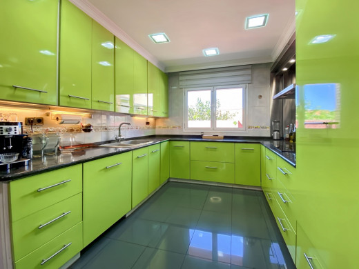 Casa con piscina y grandes garajes en Castellón d'Empúries