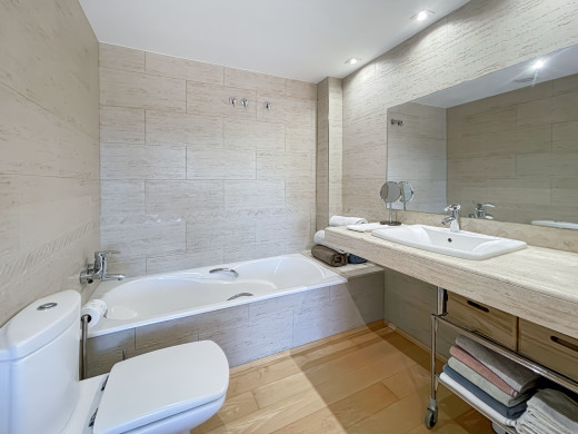Luxuswohnung in Figueres mit 2 Parkplätzen und Abstellraum