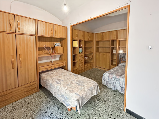 Gran casa de pueblo en Borrassà con mucho potencial