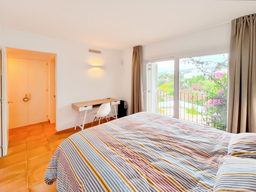 Casa con garaje en venta en Cadaqués, vista al mar y cerca de la playa